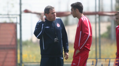 ערן זהבי משוחח עם גוטמן (רועי גלדסטון) ערן זהבי משוחח עם גוטמן (רועי גלדסטון)