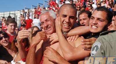 דה סילבה מקבל אהבה מאוהדי הפועל. &qout;הסבירו לי שאני שחקן חשוב&qout; (שי לוי)