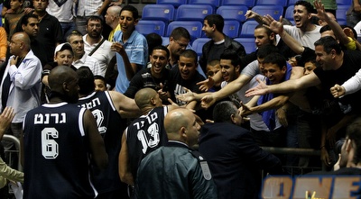 טרנר, תמיר וגרנט חוגגים עם עשרות האוהדים שהגיעו מאשקלון (אמיר לוי)