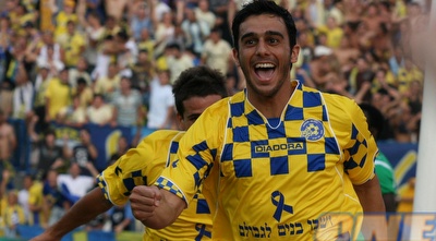 שבחון מציג את חולצת &qout;ושבו בנים לגבולם&qout; (אור שפונדר) שבחון מציג את חולצת &qout;ושבו בנים לגבולם&qout; (אור שפונדר)