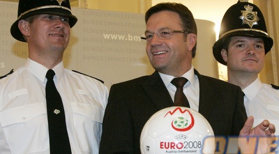 המשטרה הבריטית. (רויטרס) המשטרה הבריטית. (רויטרס)