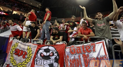 אוהדי אולימפיאקוס. צריכים להתחיל לחבר שירים ליוסי?  (רויטרס)