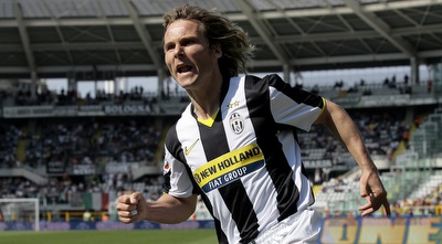 נדבד חוגג במדי הזברה. היו ימים (רויטרס)