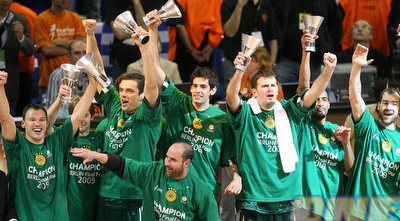 שחקני פנאתינאיקוס אחרי הזכיה ביורוליג. לא כדאי לקבל אותם (GettyImages)