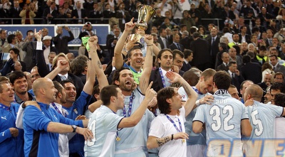 שחקני לאציו חוגגים עם הגביע (רויטרס)