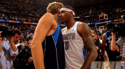 כרמלו אנתוני מנחם את דירק נוביצקי בסיום (GettyImages)