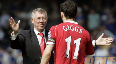 גיגס מקבל חיבוק אוהב מפרגוסון (רויטרס) גיגס מקבל חיבוק אוהב מפרגוסון (רויטרס)