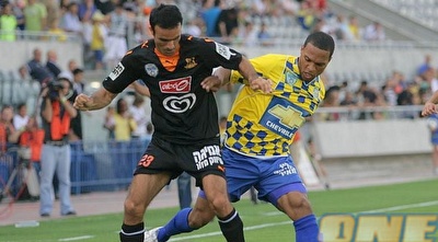 סקוט סילי וכפיר אדרי נאבקים על הכדור. נגדו צריך לשחק הנרי עכשיו... (אור שפונדר)