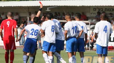 אסף בן מוחא מוחה על האדום שקיבל מלירן וקסברגר (שי לוי)