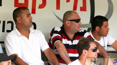 אבו סובחי ביציע לאחר שהורחק (שי לוי)