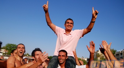 אלי כהן נישא על כפיים (שי לוי)