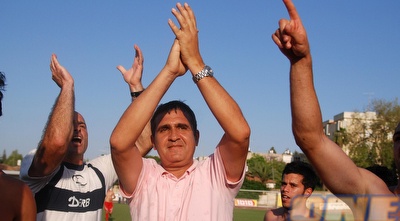 אלי כהן מודה לקהל שהגיע לחגוג את העליה של רעננה (שי לוי)