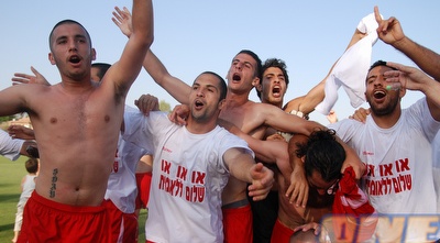 שחקני רעננה רוקדים ושרים (שי לוי)