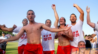 שימו לב לחולצה: &qout;או או או, שלום ללאומית&qout; (שי לוי)