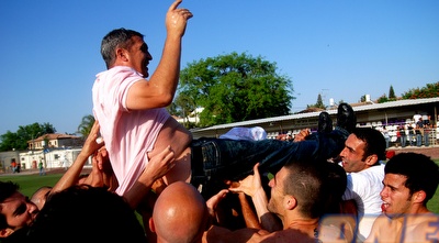 אוהדי רעננה מרימים את אלי כהן אל על (שי לוי)