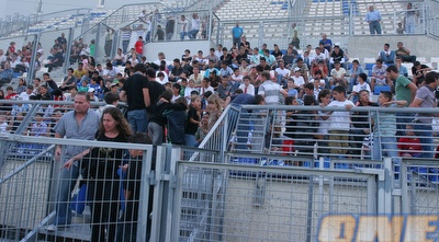 המשפחות ביציעים באצטדיון בנשר (עמית מצפה)