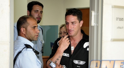 פליקס חלפון. נורה מספר יריות בבטנו (אלעד ירקון)