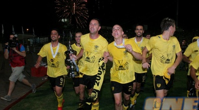 אמסלם ורד והגביע בהקפת הניצחון (גיא בן זיו)