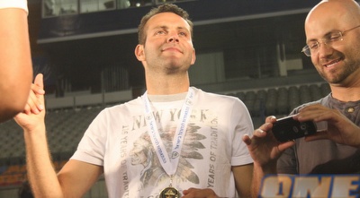 שמעון גרשון בחגיגות הזכיה בגביע עם בית&qout;ר ירושלים (גיא בן זיו)