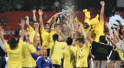 שחקני בית&qout;ר ירושלים חוגגים עם התואר האחרון, גביע המדינה (עמית מצפה)