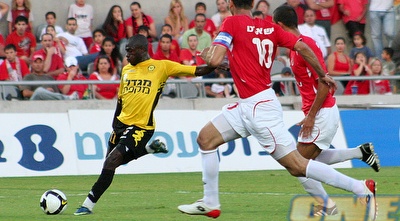 דלה ימפולסקי מנסה את כוחו בבעיטה (רועי גלדסטון)