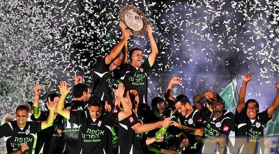 שחקני חיפה חוגגים. רפאלוב צריך להנהיג את הקבוצה (אלעד ירקון)