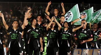 שחקני מכבי חיפה חוגגים על הפודיום (אלעד ירקון)