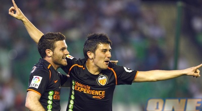 חואן מאטה עם דויד וייה. יראה את החבר ממול (רויטרס)