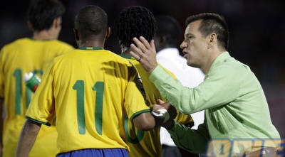 דונגה חוגג עם רוביניו (רויטרס)