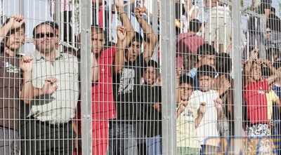 אוהדי הפועל ב&qout;ש מחכים לשחקנים לפני האימון (קובי אליהו)