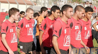 שחקני הפועל ב&qout;ש עולים לכר הדשא (קובי אליהו)