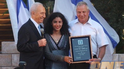 הנשיא שמעון פרס עם טויבין ופיינגולד. נקווה שלא נזדקק לעוד מעשי גבורה (גיא בן זיו) הנשיא שמעון פרס עם טויבין ופיינגולד. נקווה שלא נזדקק לעוד מעשי גבורה (גיא בן זיו)