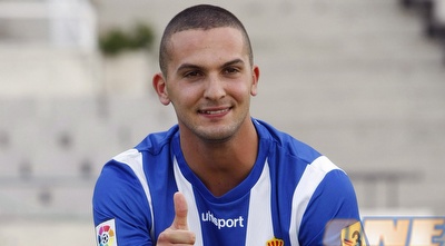 סהר במדי אספניול. פותח לראשונה בהרכב במשחק בית רשמי (רויטרס)