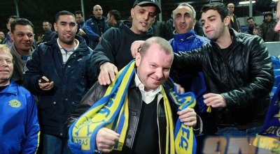 שניידר עם האוהדים. בהתחלה זה נחמד ואח&qout;כ 