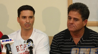 אפרים גבאי ושלומי דורה במהלך מסיבת העיתונאים (עמית מצפה)