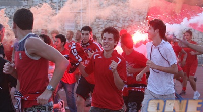 אוהדי הפועל חיפה נלהבים באימון הבכורה (עמית מצפה)