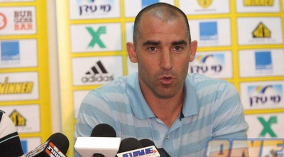 איציק קורנפיין במסיבת העיתונאים. את מי הוא ימנה למאמן בית&qout;ר ירושלים? (גיא בן זיו)