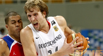 דירק נוביצקי בנבחרת גרמניה (רויטרס) דירק נוביצקי בנבחרת גרמניה (רויטרס)