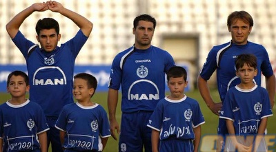 קקון (באמצע) עם דור העתיד. ישמש כמאמן האישי של החלוצים