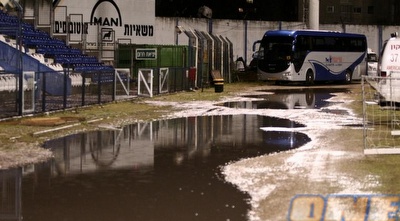 האורווה ביום חורפי. יש להצטייד במגפיים 