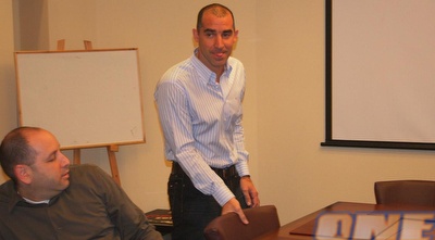 איציק קורנפיין (גיא בן זיו)