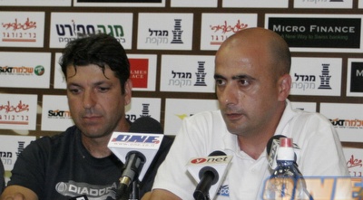 נתי עזריה עם סטיפן נאצופיי במסיבת העיתונאים (אמיר לוי)