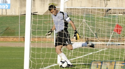 שאול סמדג´ה מוציא כדור מהרשת (אלעד ירקון) שאול סמדג´ה מוציא כדור מהרשת (אלעד ירקון)