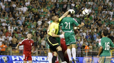 קינן מנסה לגבור על שוער אקטובה. הערב בחיפה (תומר גבאי)