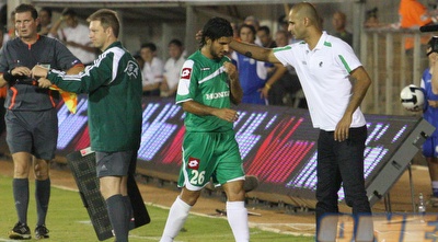 קייסי מנחם את רפאלוב. מיד לאחר החילוף (עמית מצפה)