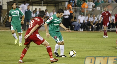 דבאלשווילי מנסה לעבור את סמקוב. הערב בחיפה (תומר גבאי)