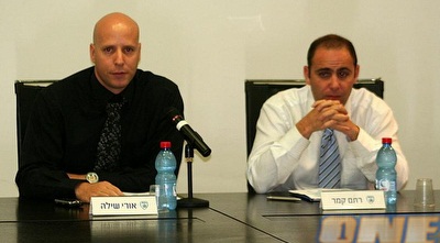 מנכ&qout;ל ההתאחדות, אורי שילה, וסגנו, רותם קמר (רועי גלדסטון)