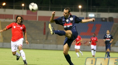 אסולין לוחץ על יחיאל (קובי אליהו) אסולין לוחץ על יחיאל (קובי אליהו)