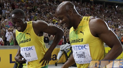 אוסיין בולט ואסאפה פאוול חוגגים את הזכייה במדליות (רויטרס) אוסיין בולט ואסאפה פאוול חוגגים את הזכייה במדליות (רויטרס)