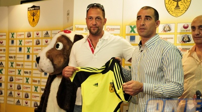 קורנפיין עם גומא אגייאר. הגיע רחוק מאז שהפסיק לשחק (אלעד ירקון) קורנפיין עם גומא אגייאר. הגיע רחוק מאז שהפסיק לשחק (אלעד ירקון)